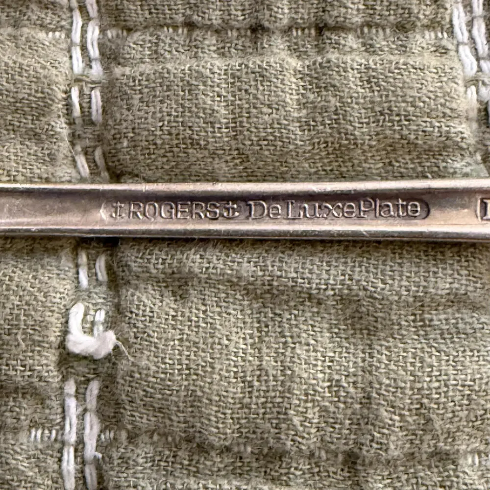 VINTAGE ROGERS‎ INTERNATIONAL Deluxe Silver Plate 4 Forks. Pattern: Precious 40s